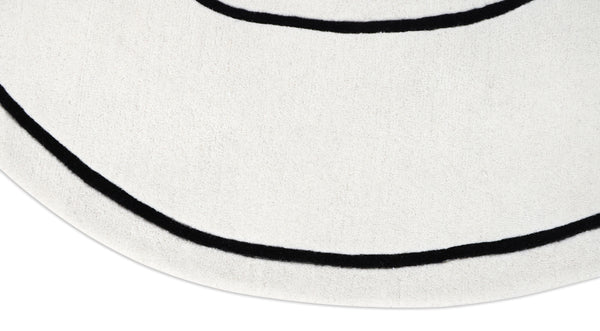 Round structural rug Loop — detailed view of the contrasting black line on the edge